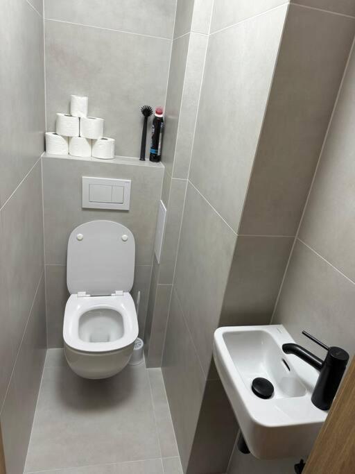 New Modern Large In New Town 3bdr * Praha